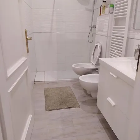 Modern With Private Bathroom בית הארחה טרנטו