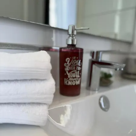 Modern With Private Bathroom טרנטו