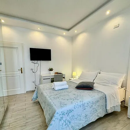 Modern With Private Bathroom בית הארחה טרנטו