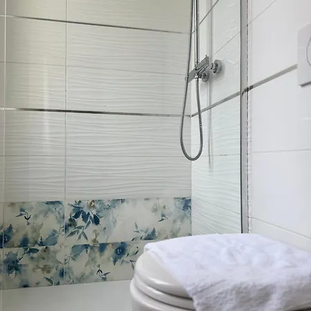 Modern With Private Bathroom בית הארחה טרנטו